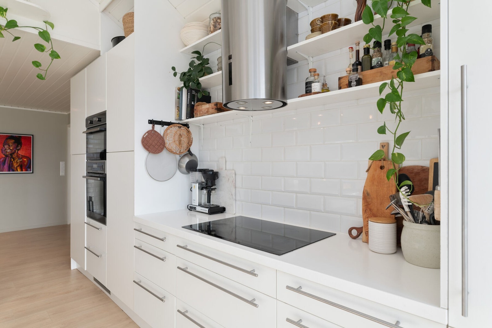 Kjøkkenet har integrerte hvitevarer bestående av kombinert stekeovn/micro, stekeovn vanndamp, kjøleskap og nisje for vinskap. Galleribilde