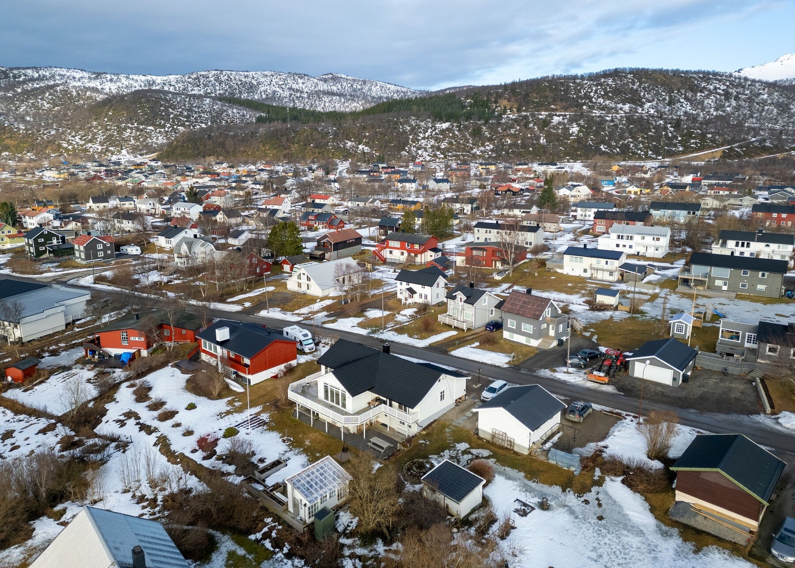 Eiendommen sett fra lufta og nærområdet rundt Galleribilde