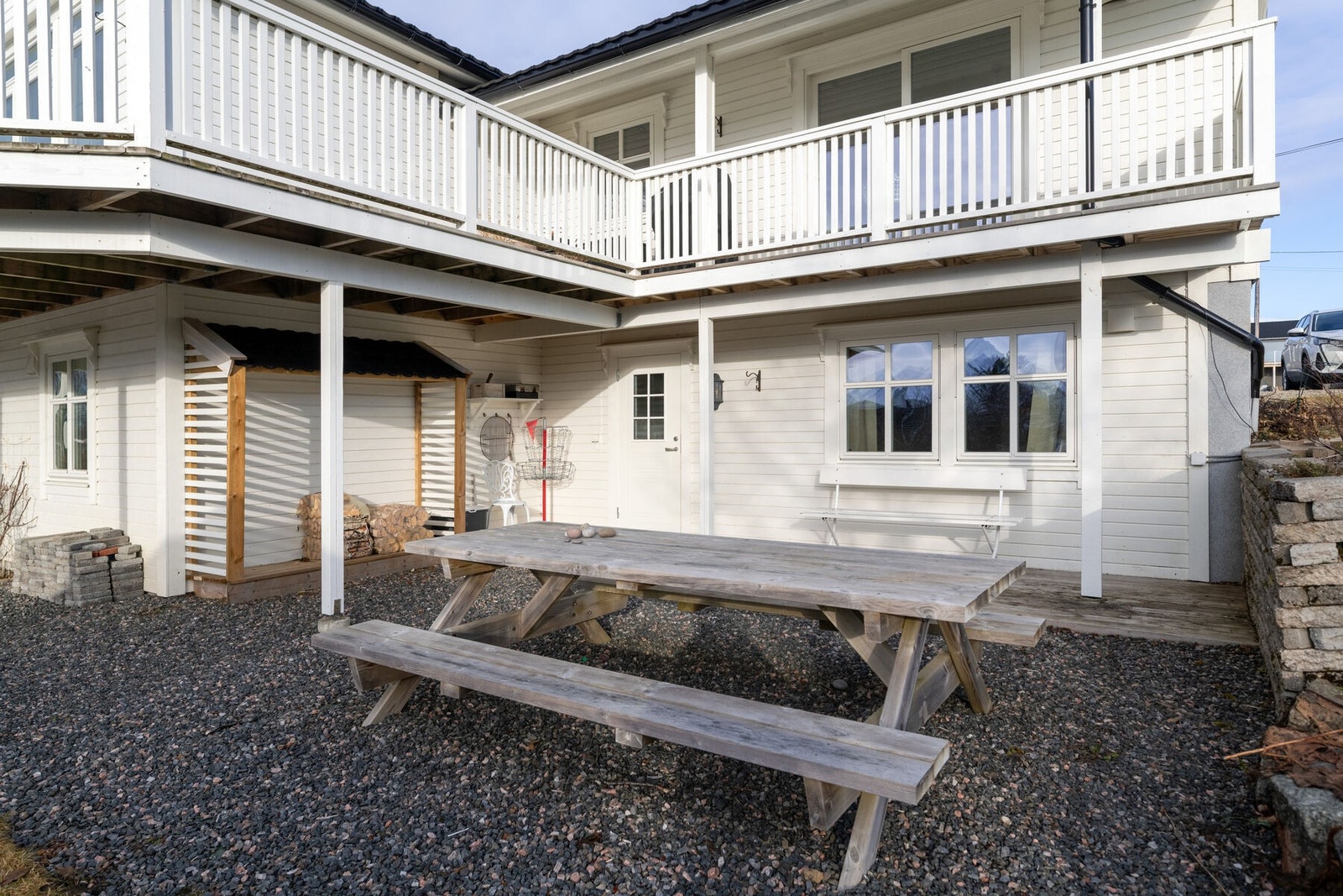 Gruset del av uteområdet. Platting ved inngang til underetasjen. Galleribilde