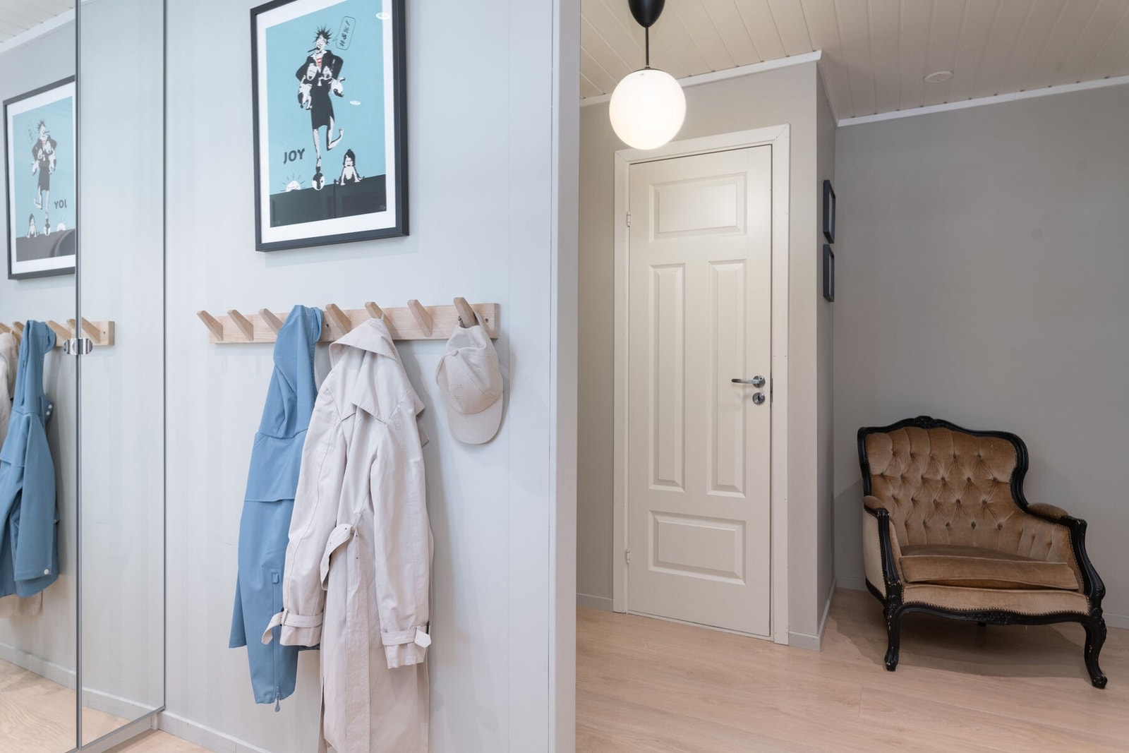 Entréen leder videre inn til stue og kjøkken, to soverom og et bad. Trapp ned til underetasjen inn døra rett fram. Galleribilde