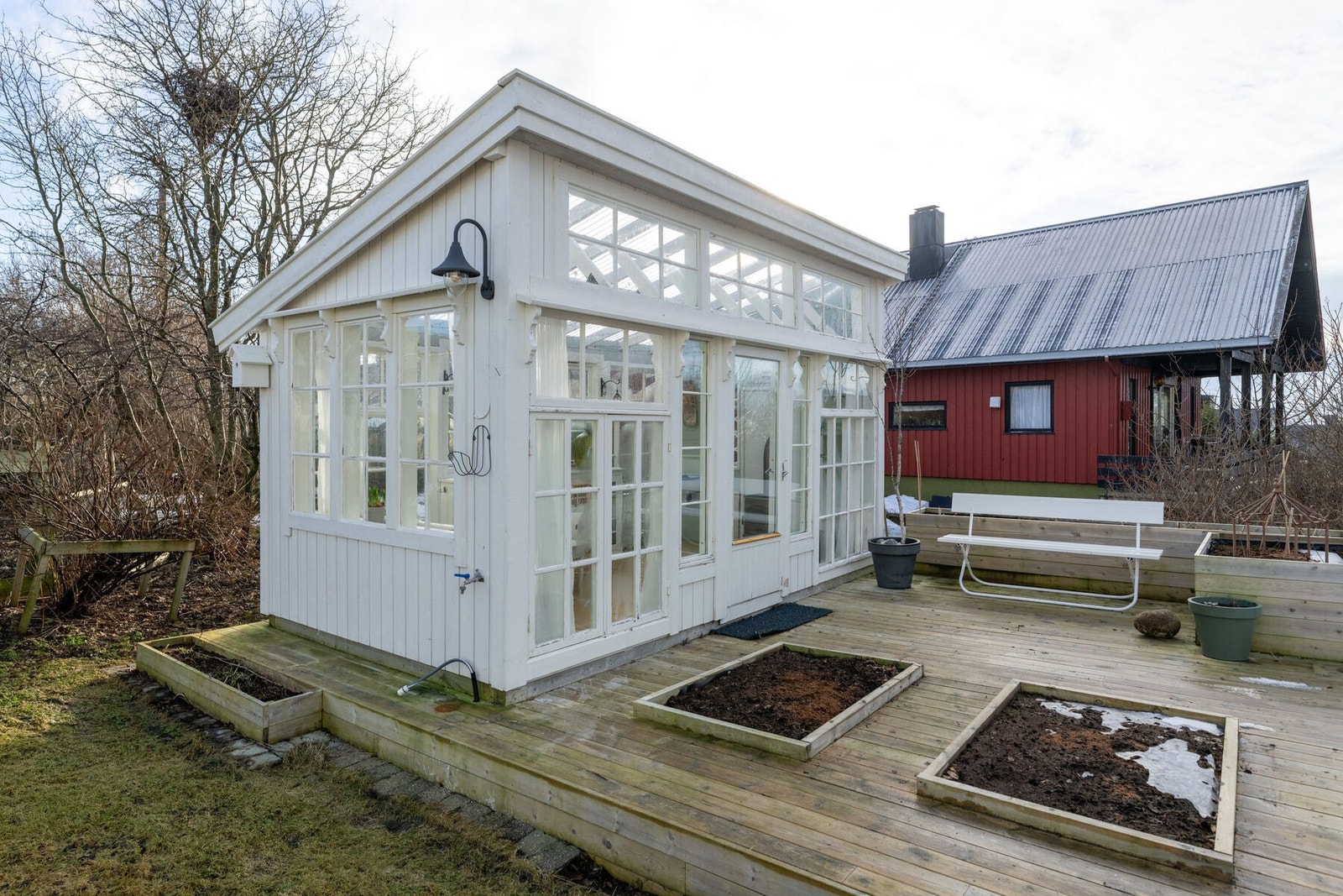 Hagestue fra 2020 med tilhørende platting Galleribilde