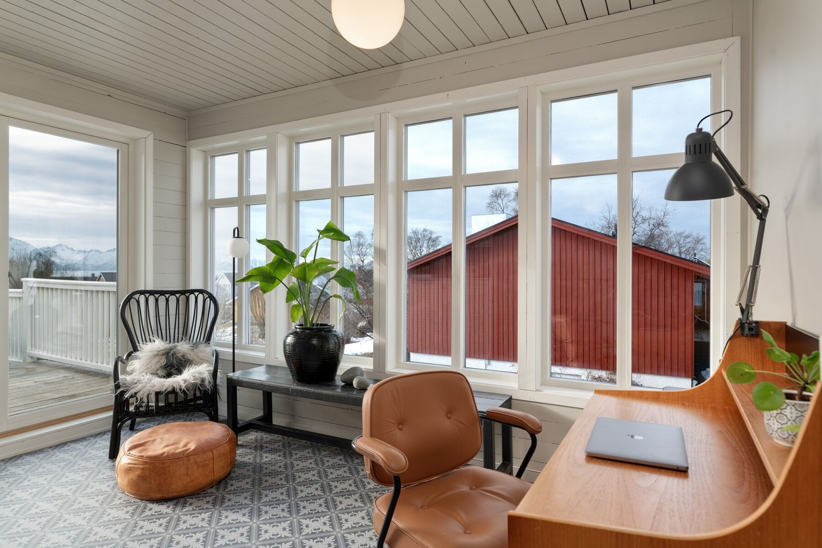 Lys og trivelig vinterhage med gode innredningsmuligheter. Her kan man ha et flott hjemmekontor. Galleribilde