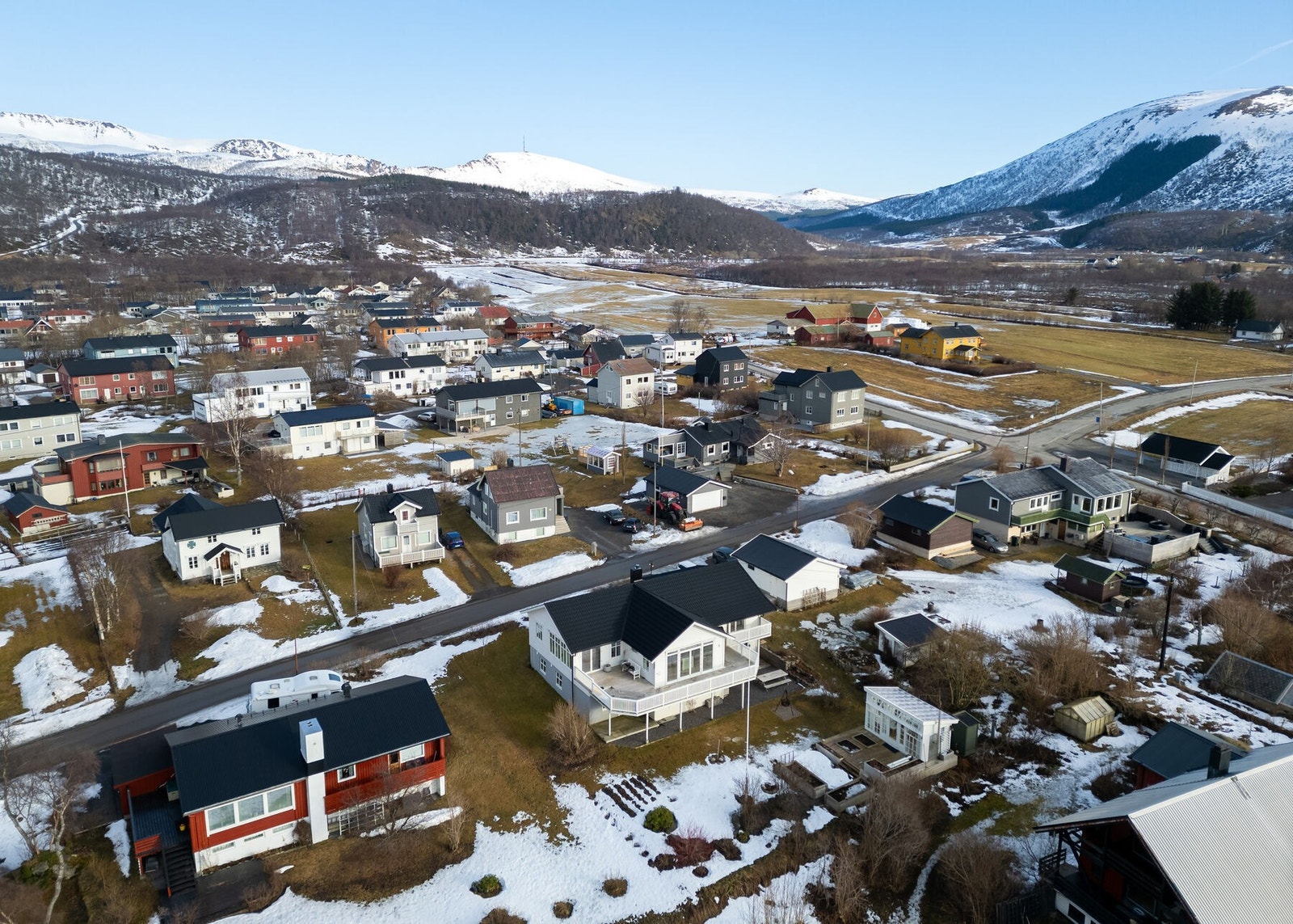Familievennlig beliggenhet i etablert, rolig boligområde med kort avstand til de fleste hverdagsfasiliteter, samt flotte turområder Galleribilde