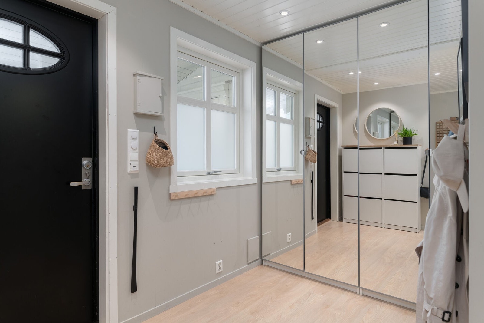 Entréen har god plass til å henge fra seg tøy og sko. Galleribilde