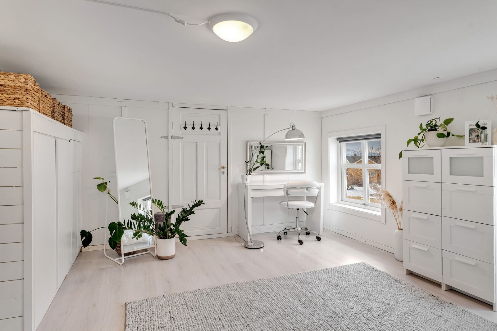 Disponiblt rom -har lav himlingshøyde - 1,93 m Det foreligger ingen tegninger av denne etasjen, og det er derfor uklart hva som er byggegodkjent. Det er ikke sendt søknad til kommunen om bruksendring av rommet. Galleribilde