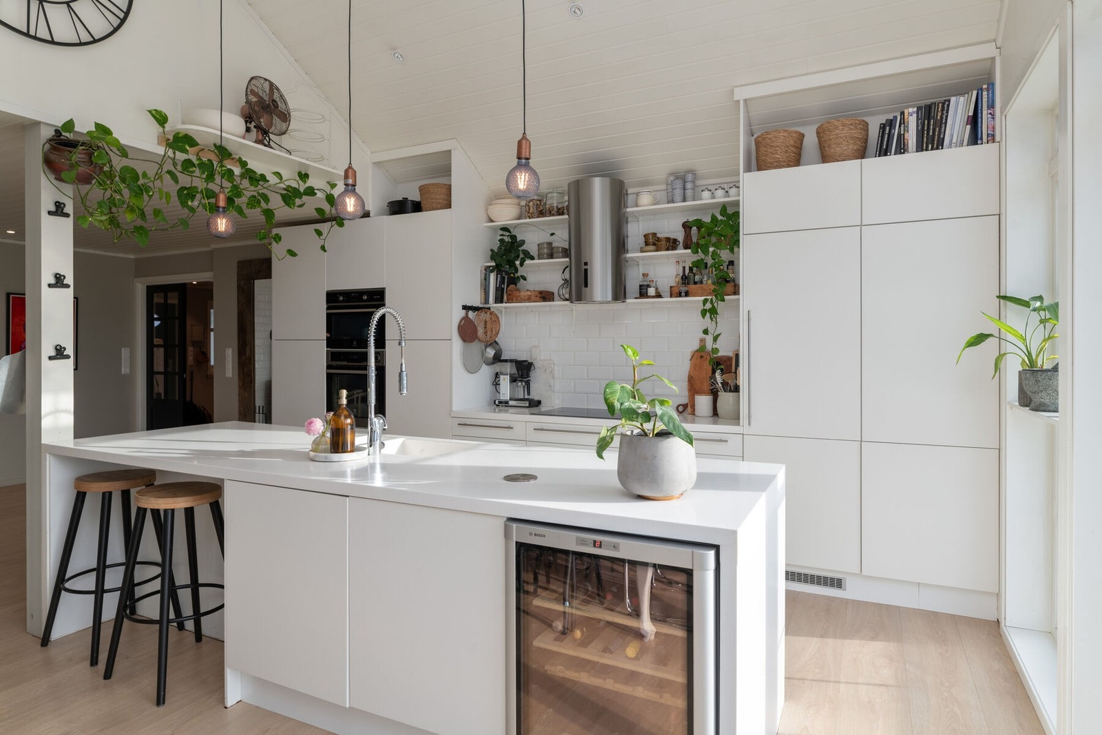 Kjøkkenøyen gir ekstra skap- og benkeplass og har en praktisk barløsning. Galleribilde