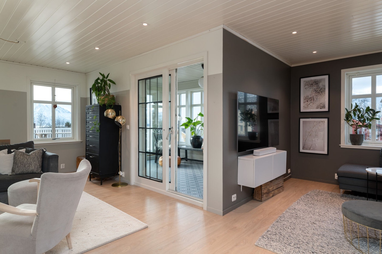 Sjarmerende skyvedører fører ut til vinterhagen. Galleribilde