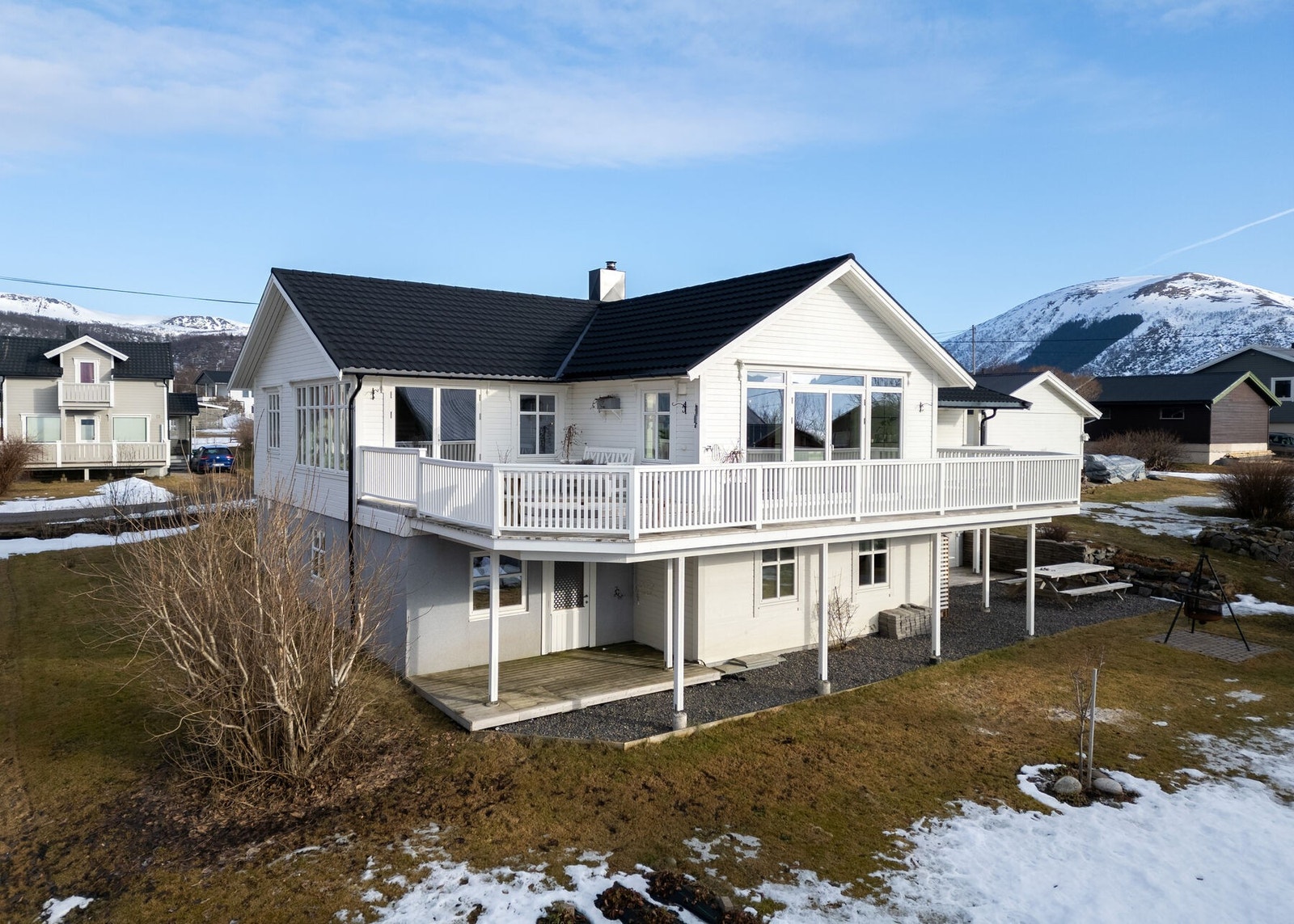 Velkommen til Skogveien 20 - En romslig og innholdsrik familiebolig med god standard og flotte uteområder Galleribilde