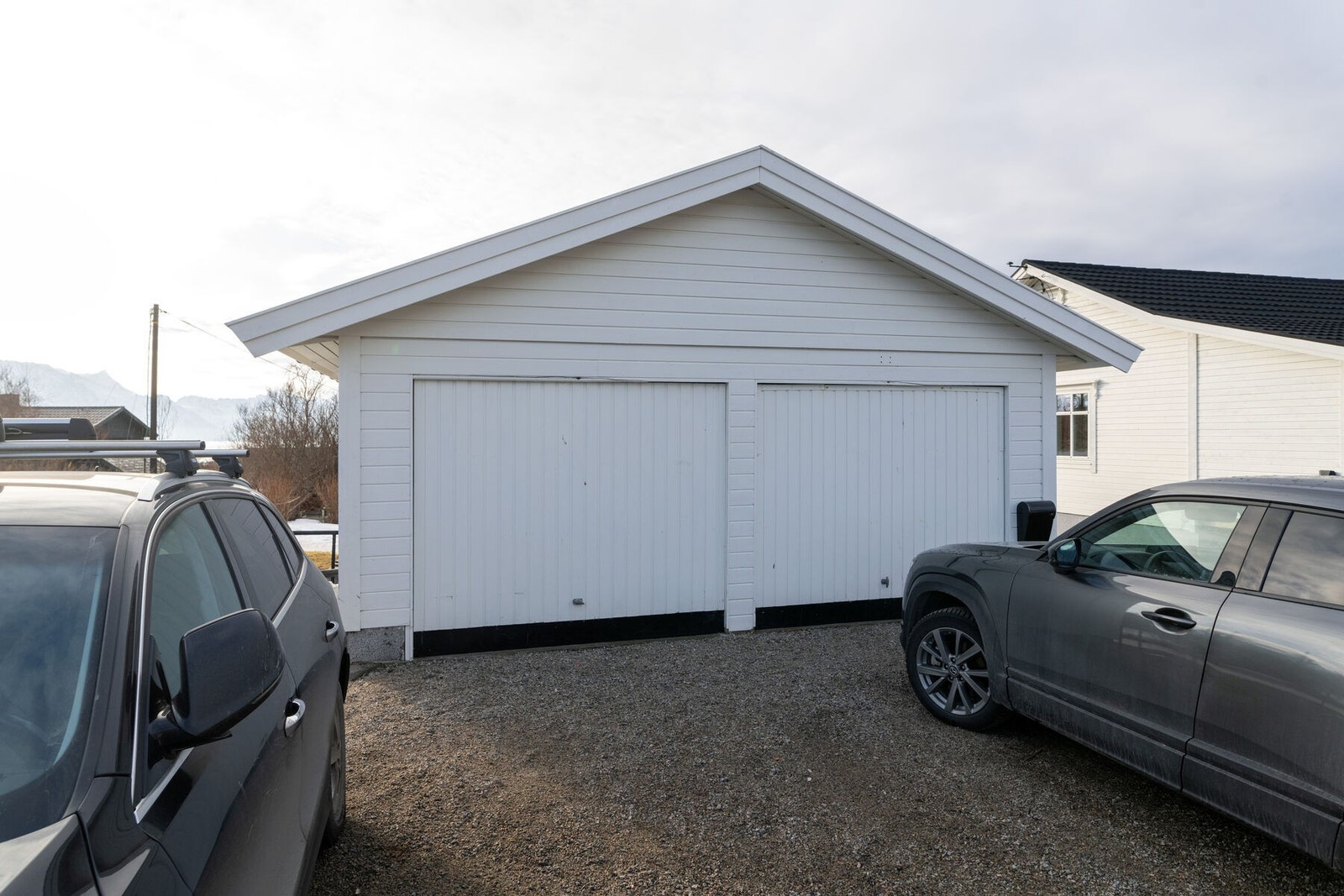 Frittstående dobbelgarasje på 42 kvm med installert el-bil lader. Galleribilde
