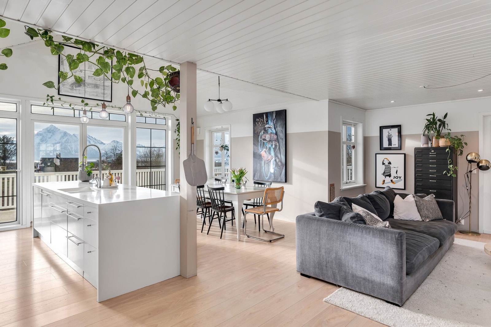 Meget romslig stue og kjøkken i åpen løsning, som gir en sosial romfølelse. Galleribilde