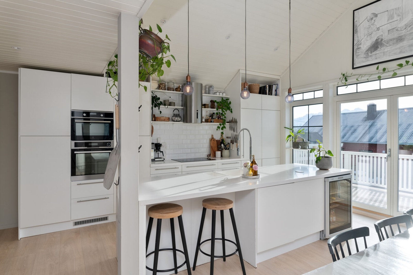 Lekkert og moderne kjøkken med slette fronter og benkeplate i kompositt. Galleribilde