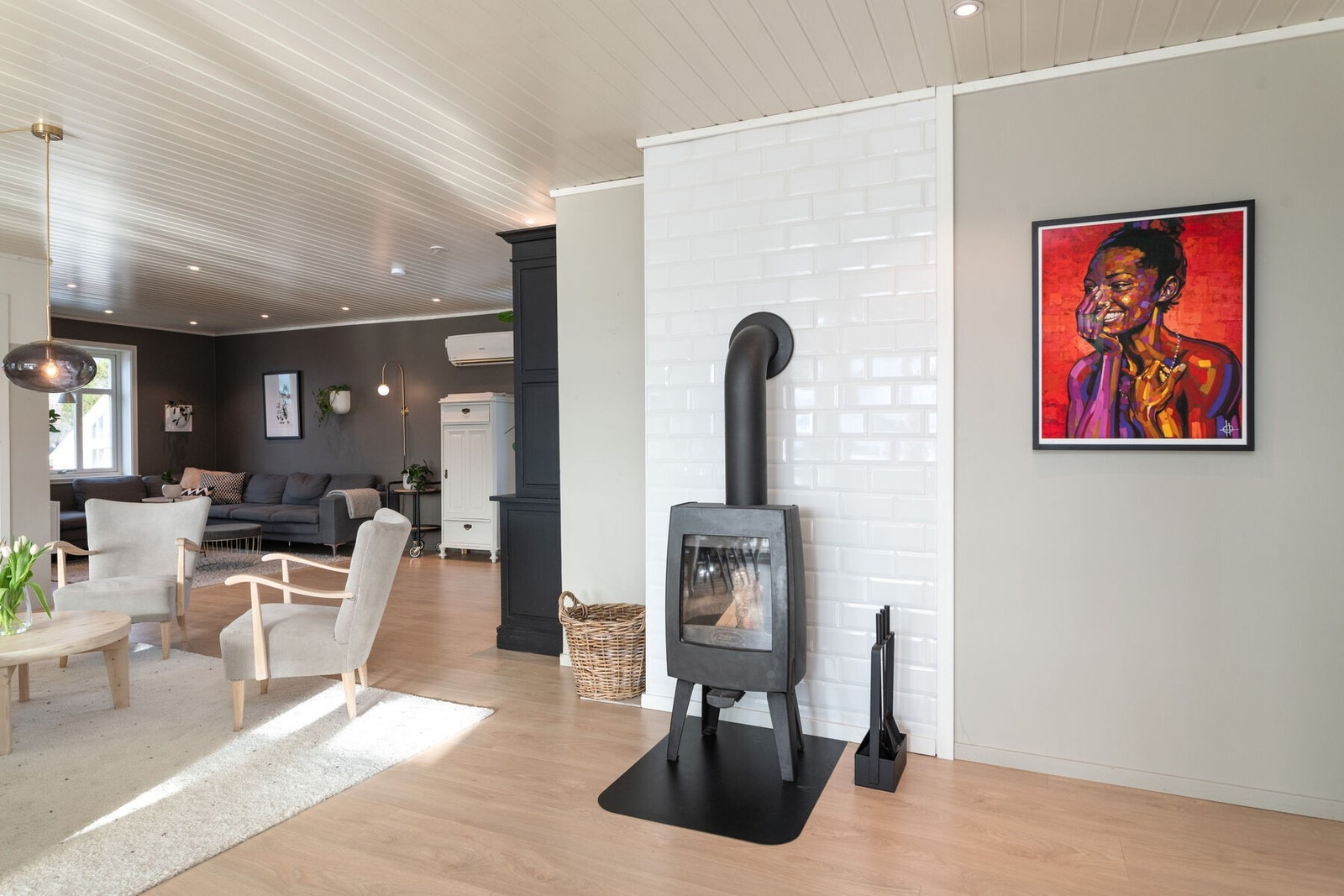 Boligen oppvarmes med vedfyring, varmepumpe og for øvrig elektrisk oppvarming. Ildsted renovert i 2023. Galleribilde