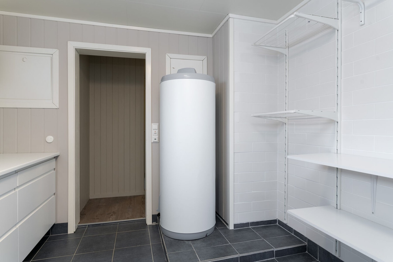 Vaskerommet har etablert gode oppbevaringsløsninger. Galleribilde