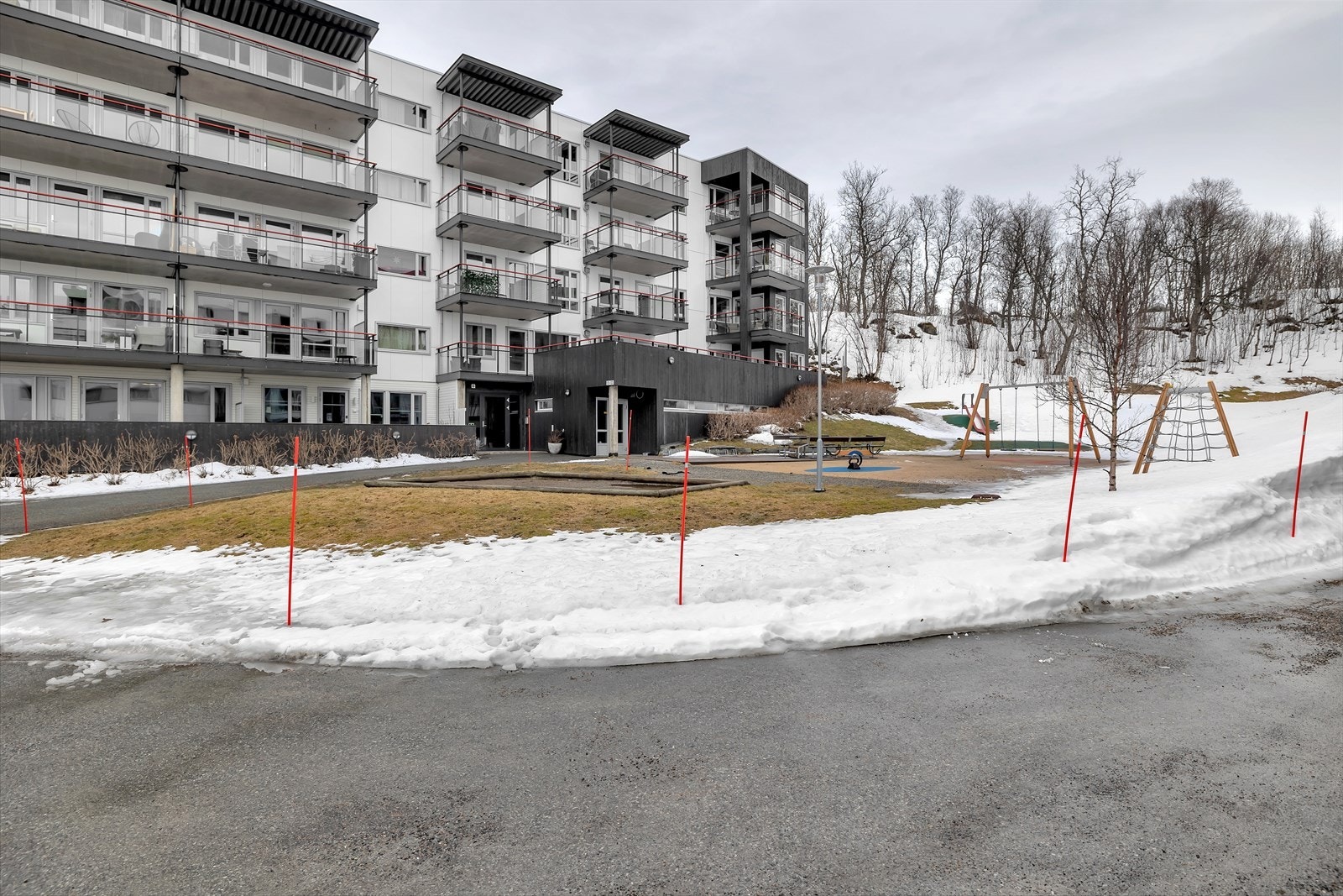 Leiligheten ligger på baksiden av sameiet med vinduer mot friområdet og lysløypa Galleribilde