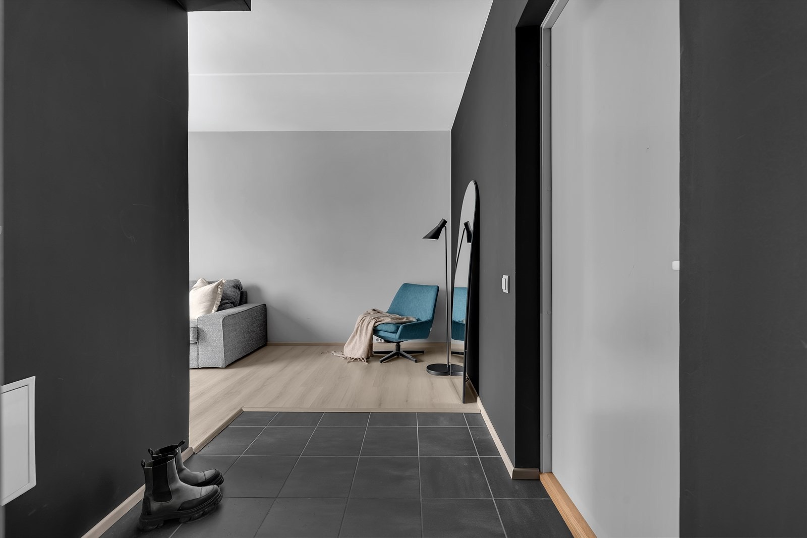 Romslig gang med gulvvarme og fliser Galleribilde