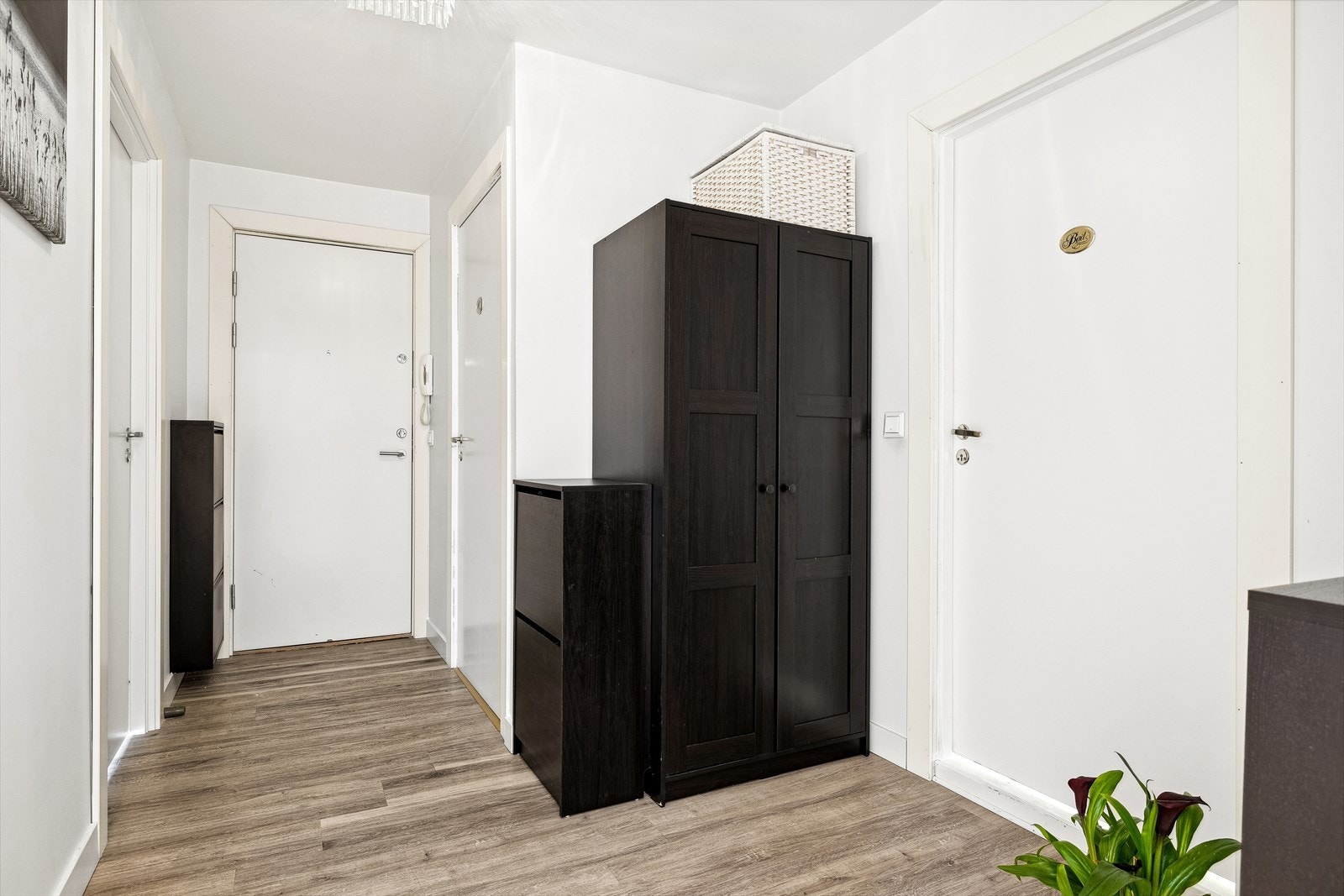 Velkommen inn, her får du godt med boltreplass og god plass til garderobeskap. Galleribilde