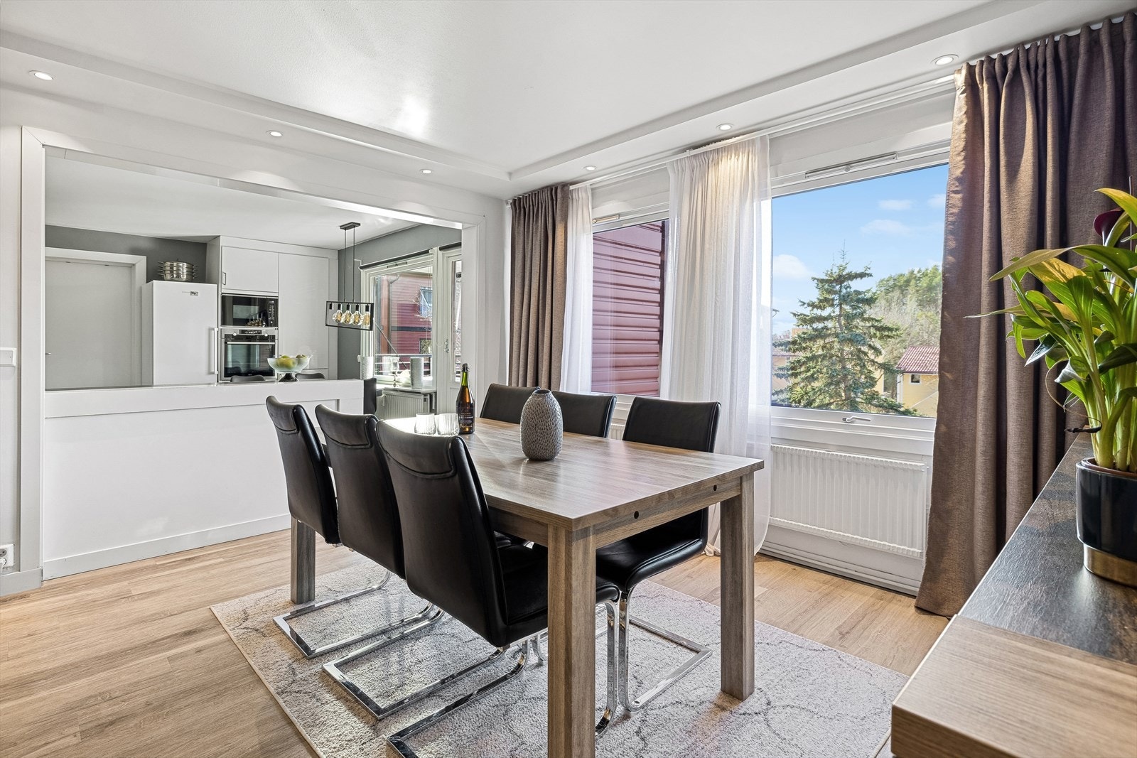 Spiseplassen for langbord, har en naturlig tilknytning til kjøkkenet. Galleribilde