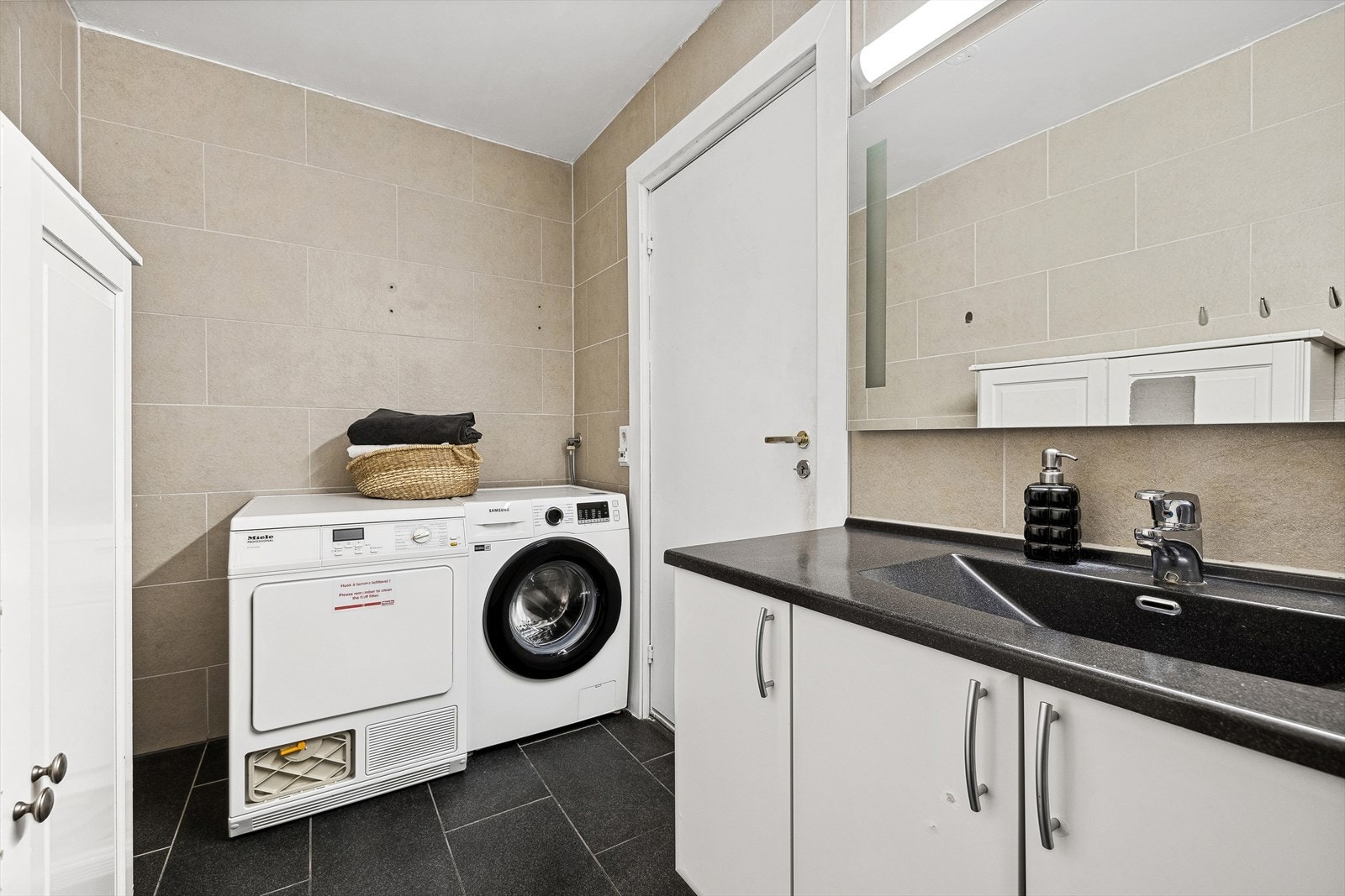Plass til både tørketrommel og vaskemaskin. Galleribilde