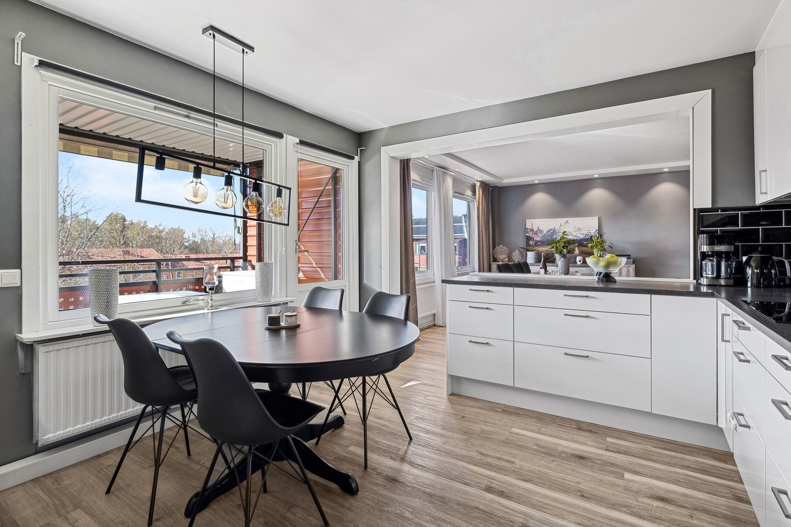 Hyggelig plass for spisebord til frokost og hverdags. Galleribilde