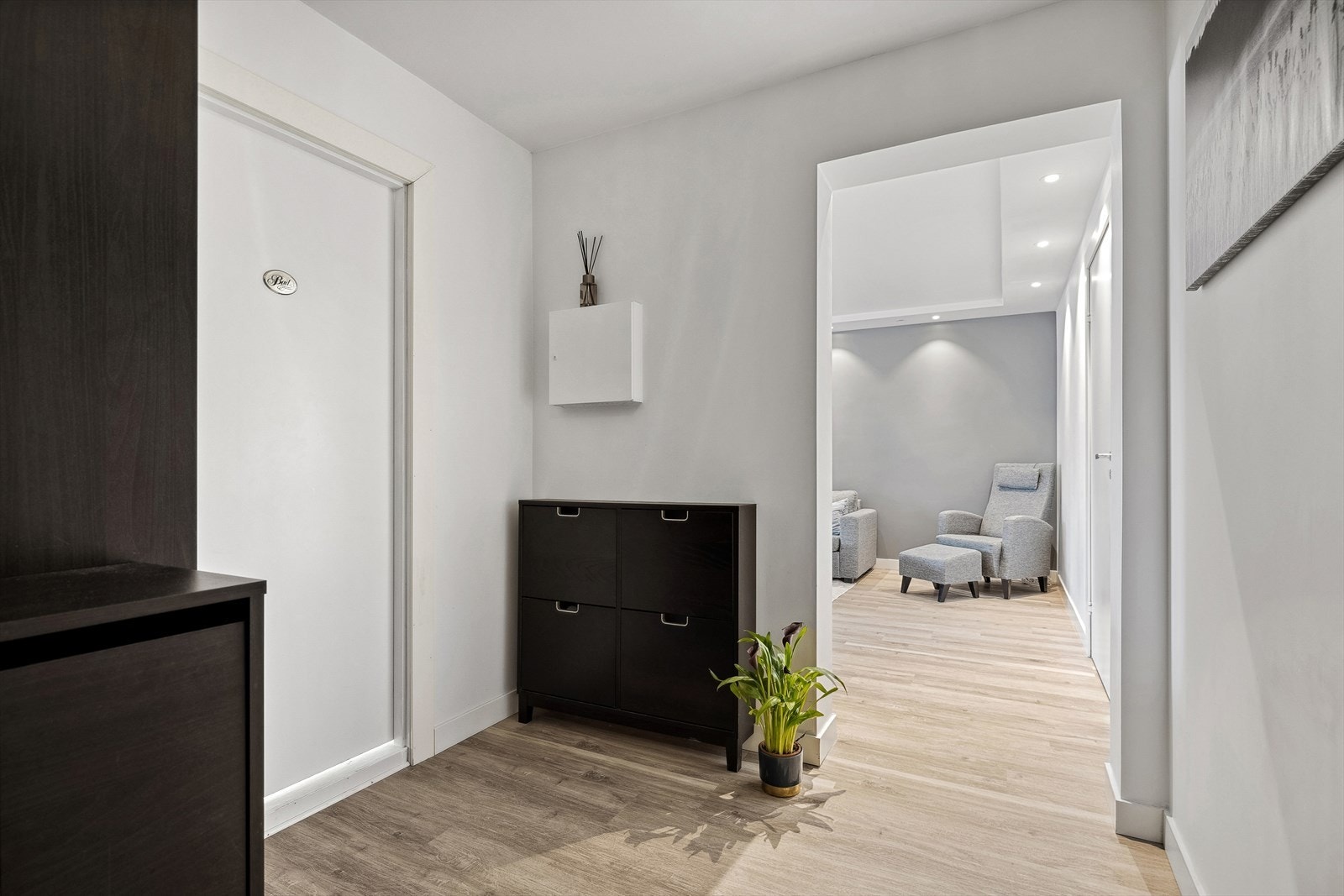 Romslig passasje til flere av boligens viktige funksjoner. Galleribilde