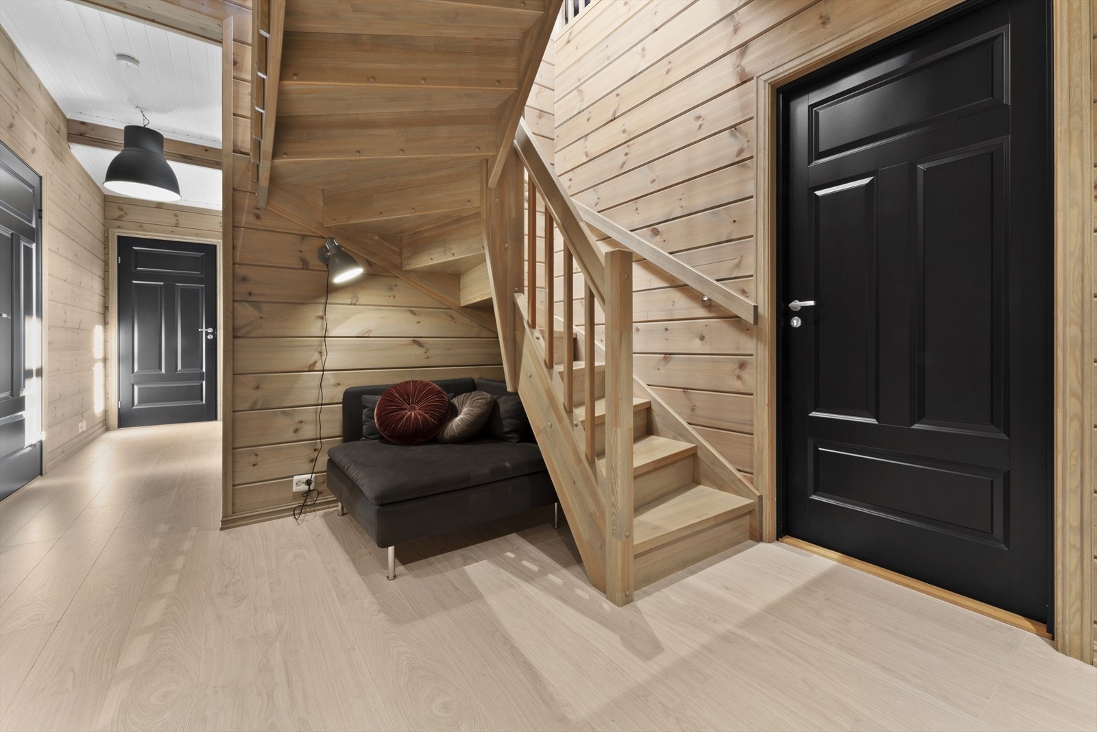 Trapperom med dør inn til soverom til høgre. Baderom 1 i bakgrunnen Galleribilde