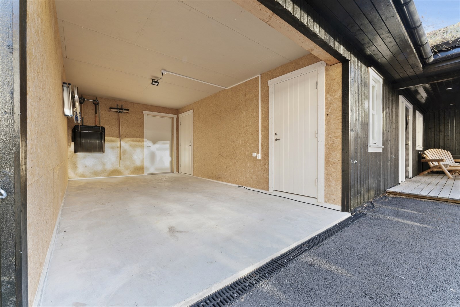 Carport med inngang til vaskerom, utebod og dør til terrassen bak til venstre Galleribilde