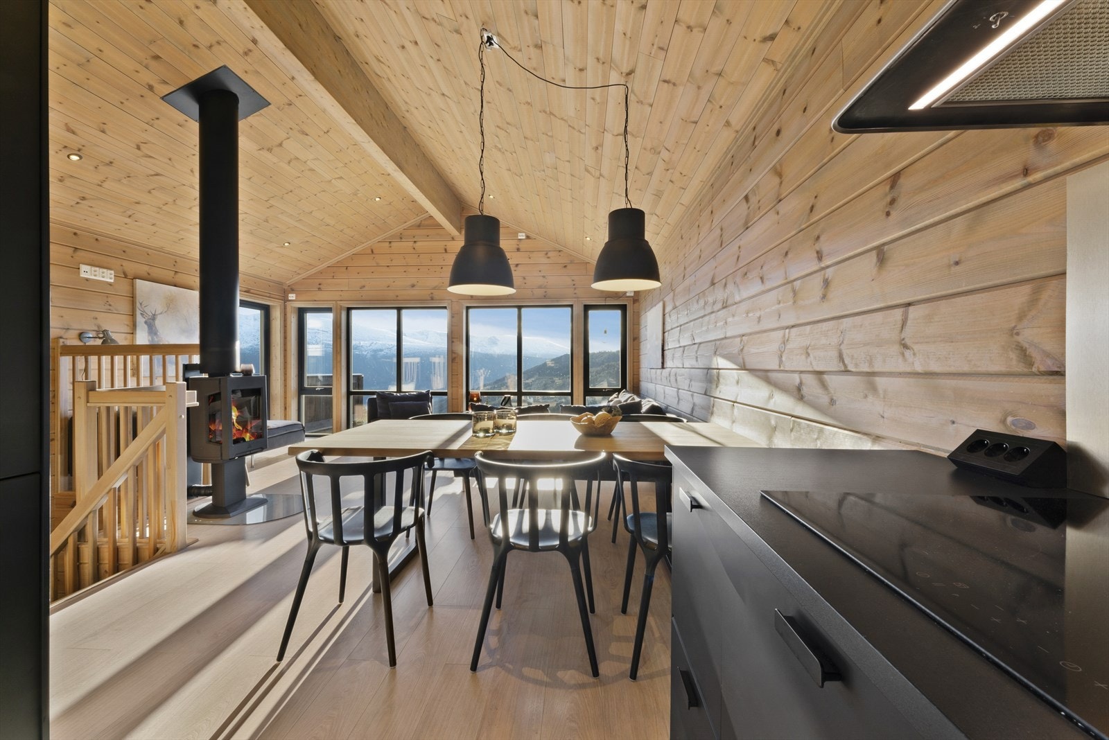 Frå kjøkken mot stue og trappegang til u.etg. Galleribilde