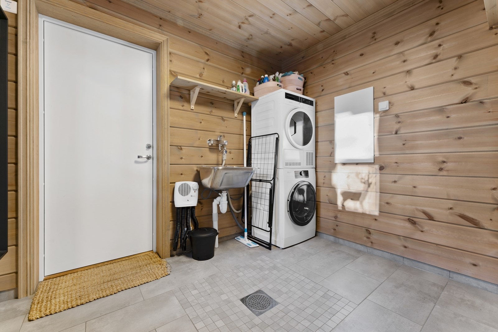 Vaskerom med direkte tilkomst frå carport Galleribilde