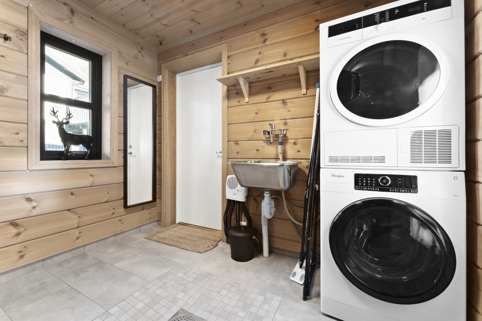 Romslig vaskerom med utgang til carport Galleribilde