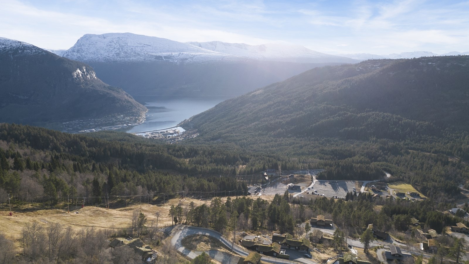 Nærområde med utsikt nedover dalen mot sentrum av Stryn Galleribilde