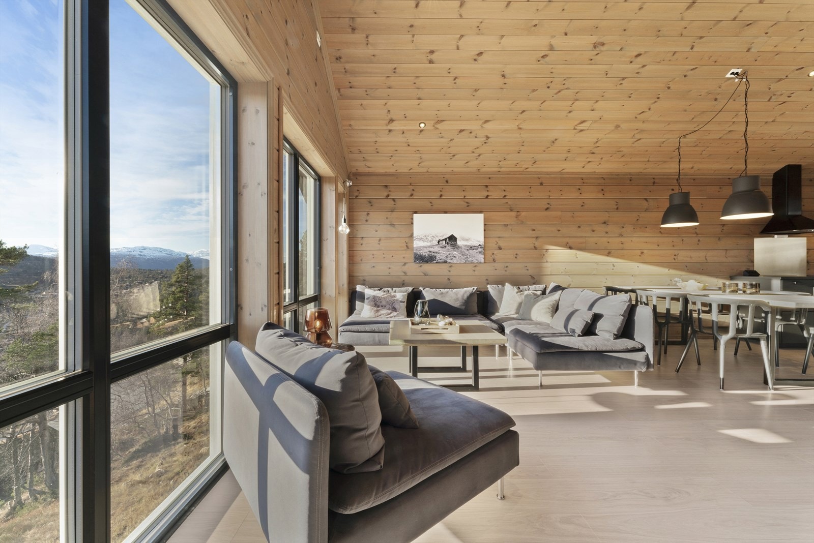 Her kan du nyte den flotte utsikta frå sittegruppa i stua. Spisestue bak til høgre Galleribilde