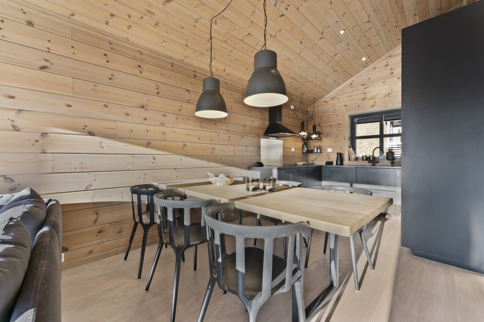 Spisestue mot kjøkken Galleribilde