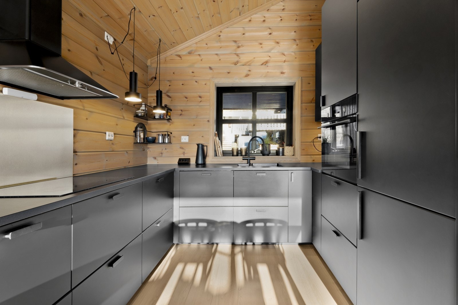 Moderne kjøkkeninnreiing med integrerte kvitevarer Galleribilde