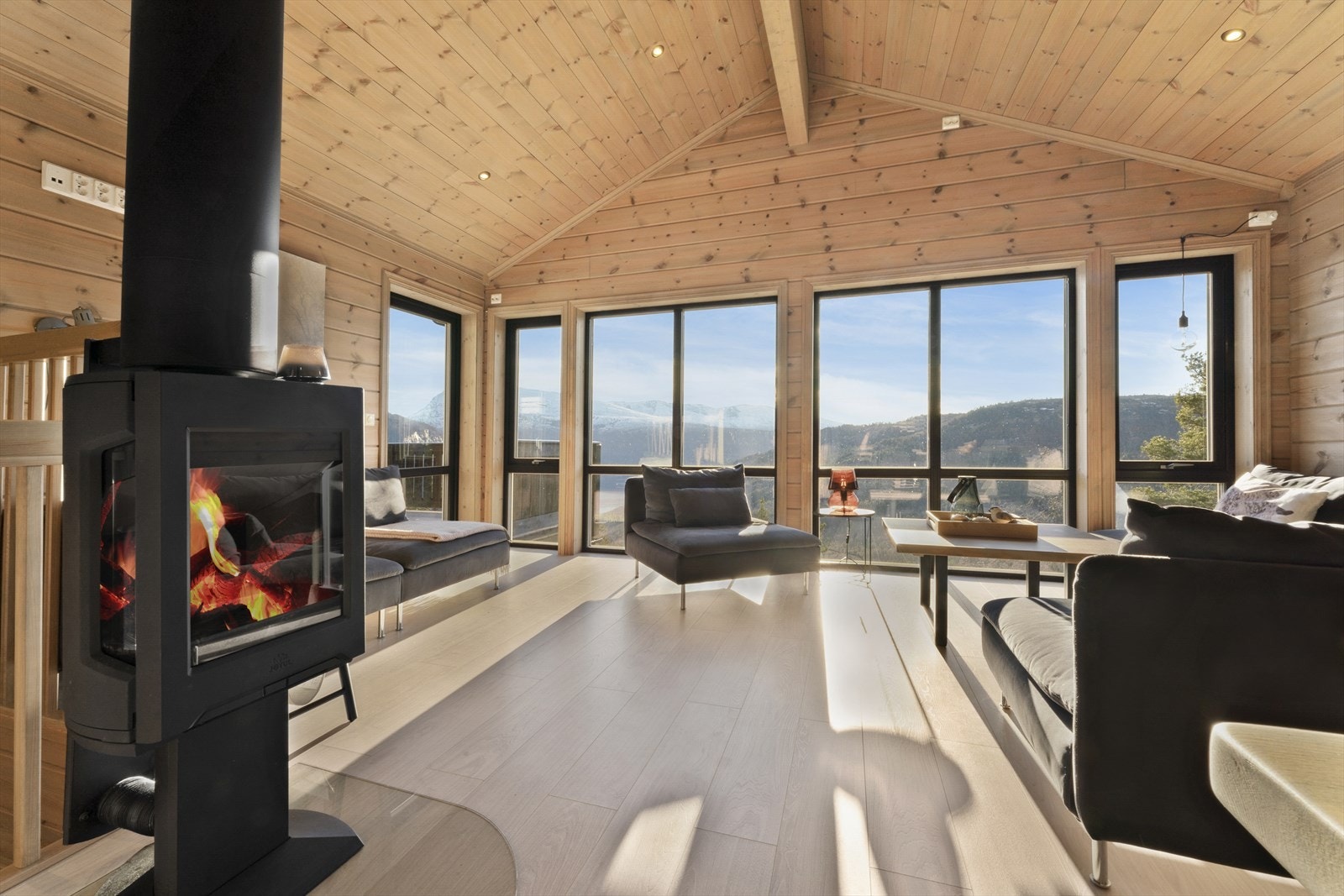 Stor takhøgde på stue gir ein luftig og god romfølelse Galleribilde