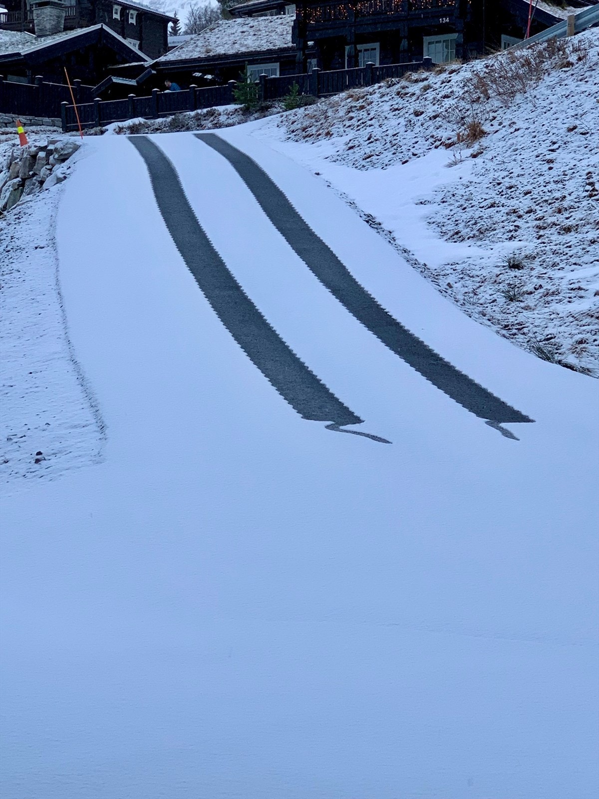Varmekabler i vegen ned mot eigedomen Galleribilde