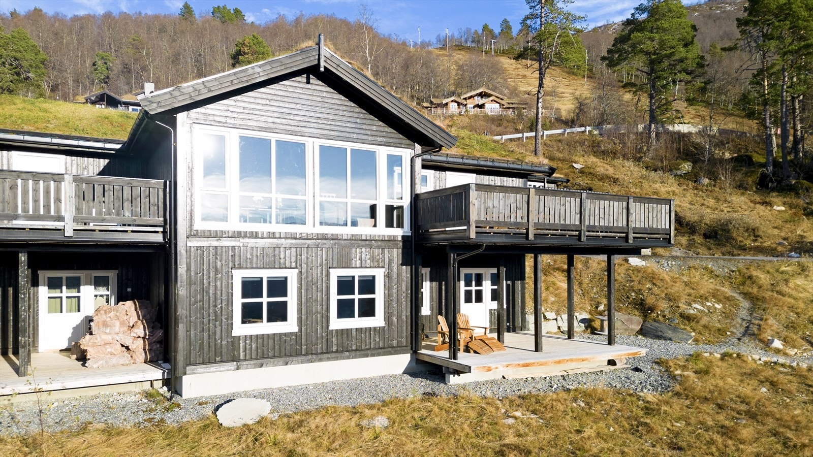 Fasade med skibakken i bakgrunnen Galleribilde