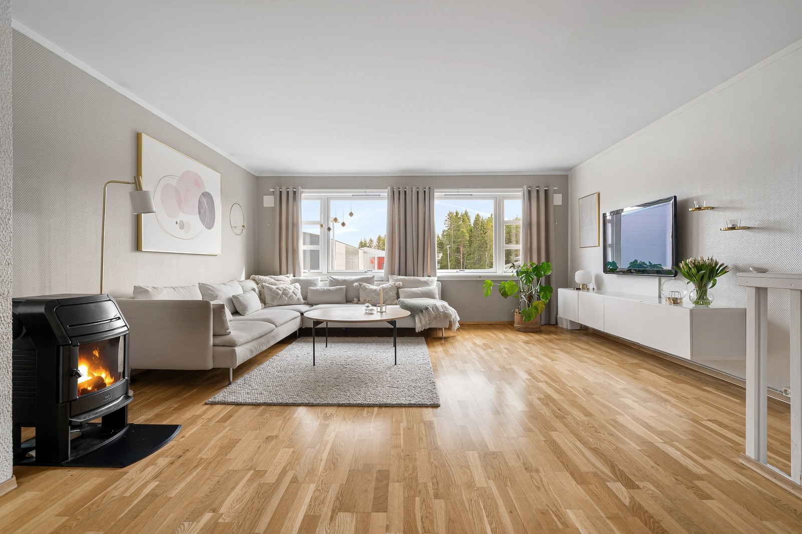 Eiendomsmegler 1 v/ June Marie Brovold har gleden av å presentere dette flotte rekkehuset med attraktiv beliggenhet i et familievennlig boligområde. Galleribilde