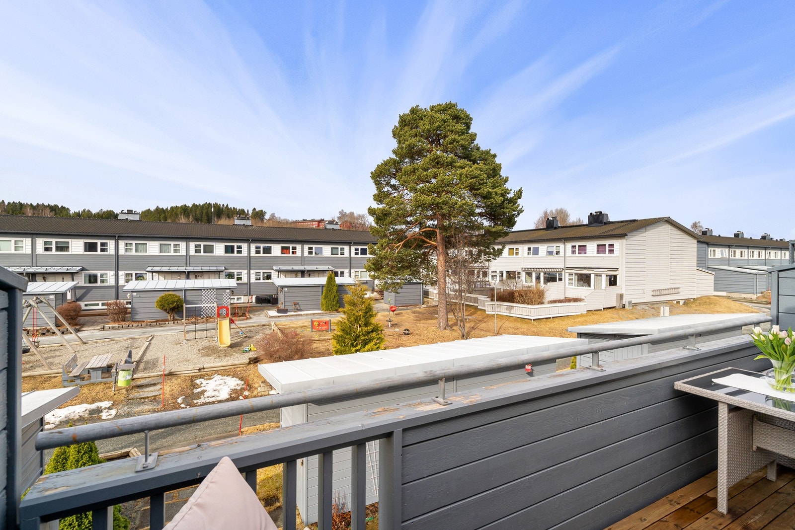 Balkongen er vendt mot fellesareal. Galleribilde
