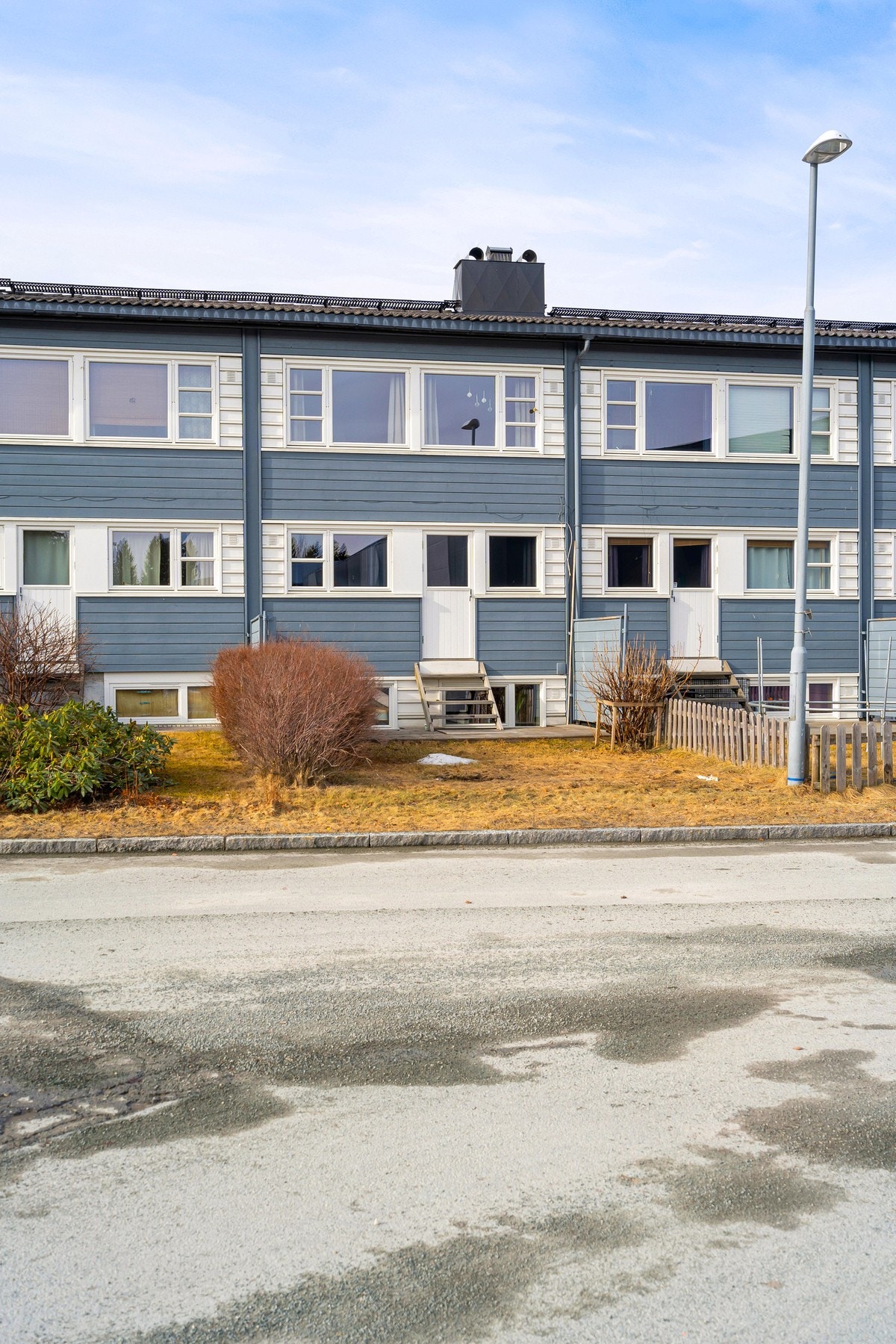 Fra boligen er det gangavstand til blant annet barnehage, skole, idrettshall, bussforbindelser og dagligvare. Galleribilde