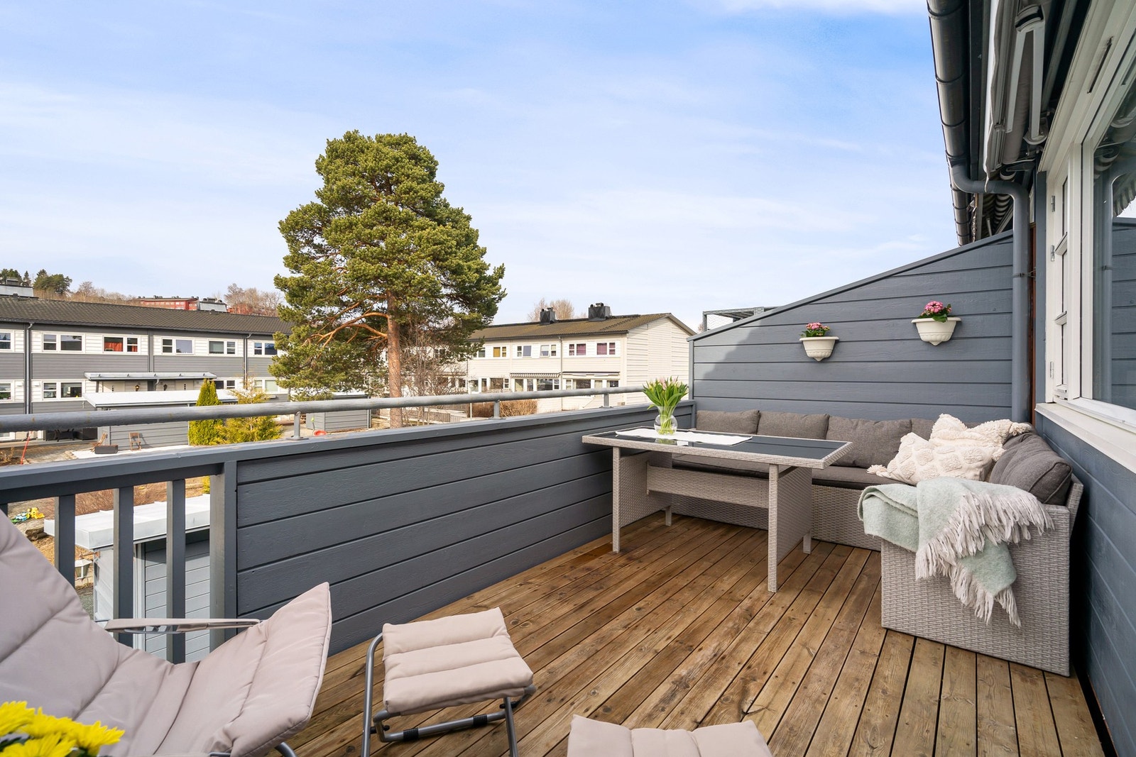 Velkommen til et lekkert og innholdsrikt rekkehus i et familievennlig boligområde på Flatåsen med flere solrike uteområder. Galleribilde