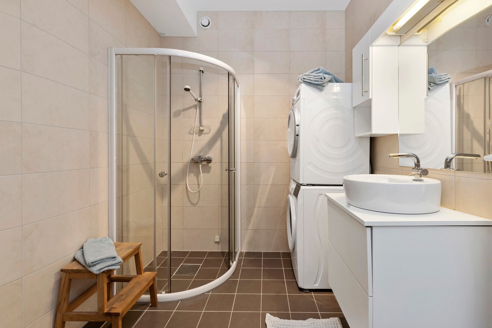 Bad med god plass for vaskemaskin og tørketrommel. Galleribilde