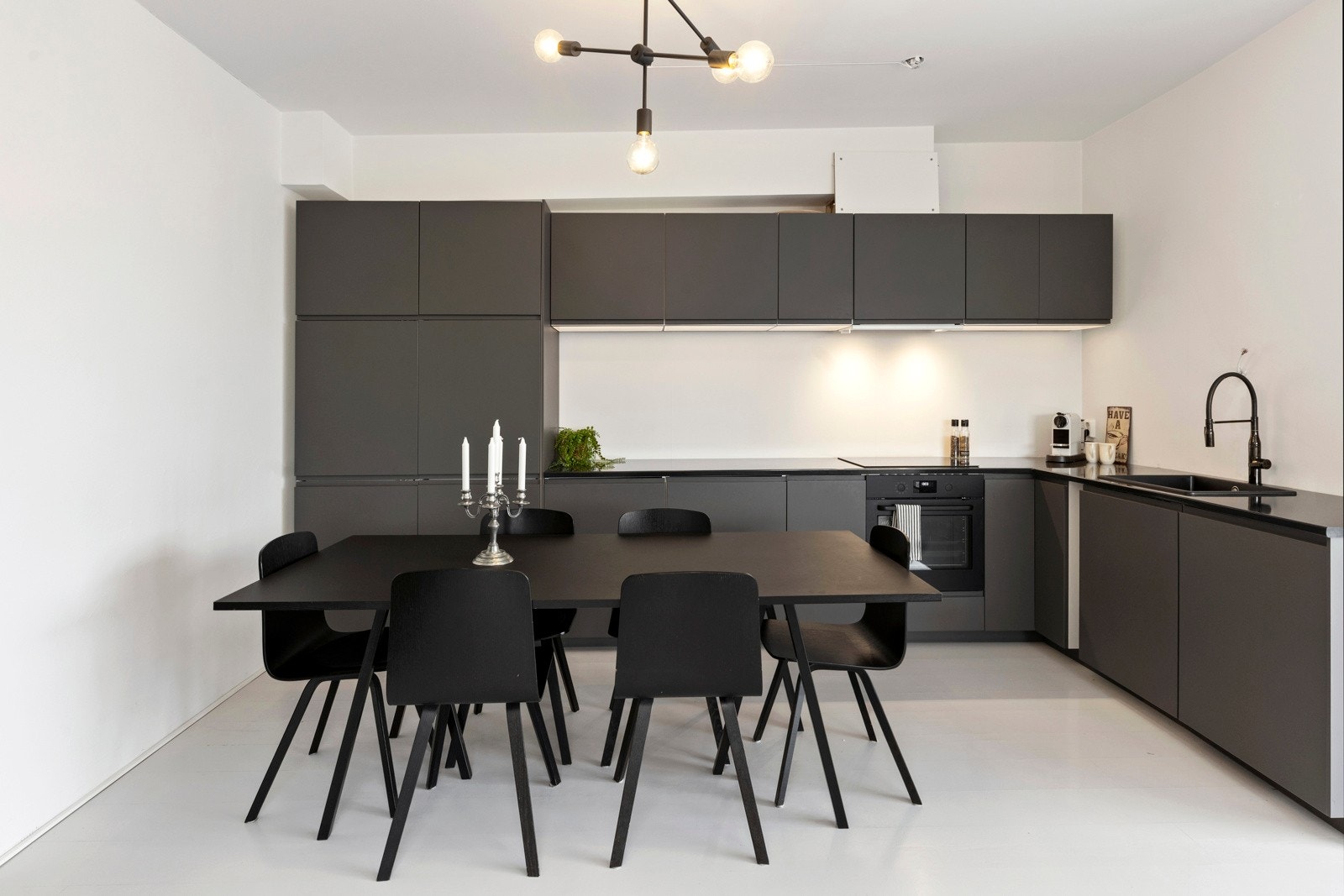 Det er svart, slett innredning fra IKEA som gir godt med oppbevaringsplass. Galleribilde