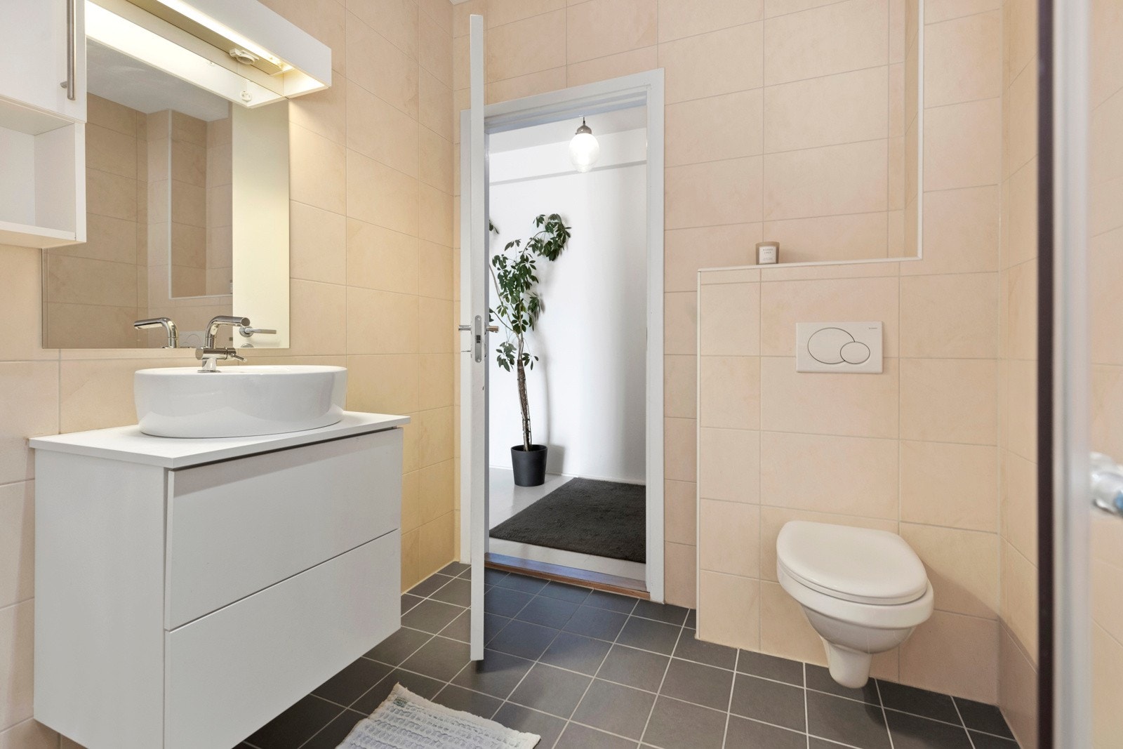 Pent flislagt bad med varmekabler i gulvet. Galleribilde