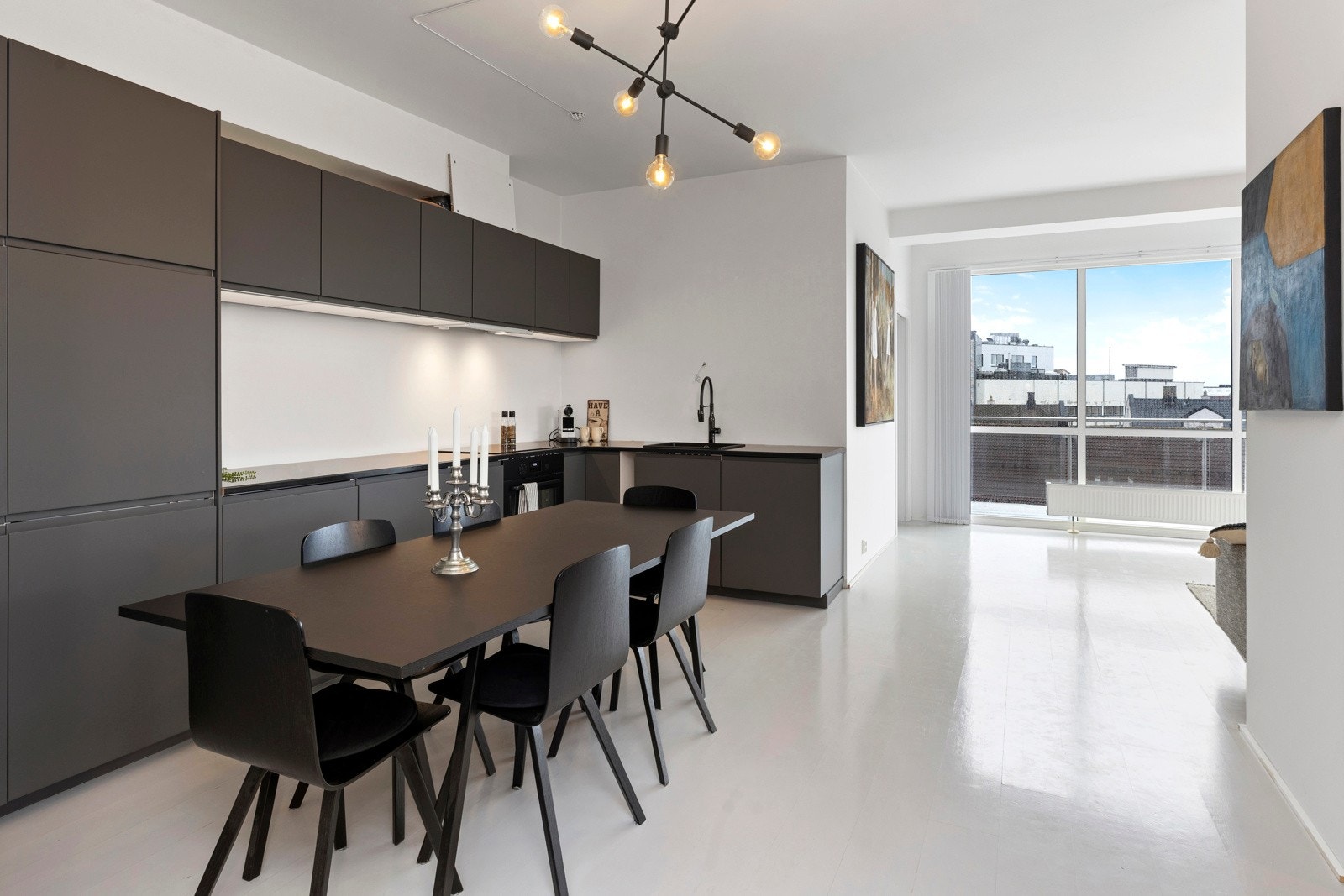 Et kjøkken i L-form, som her, er en populær og funksjonell layout som utnytter plassen på en effektiv måte. Galleribilde