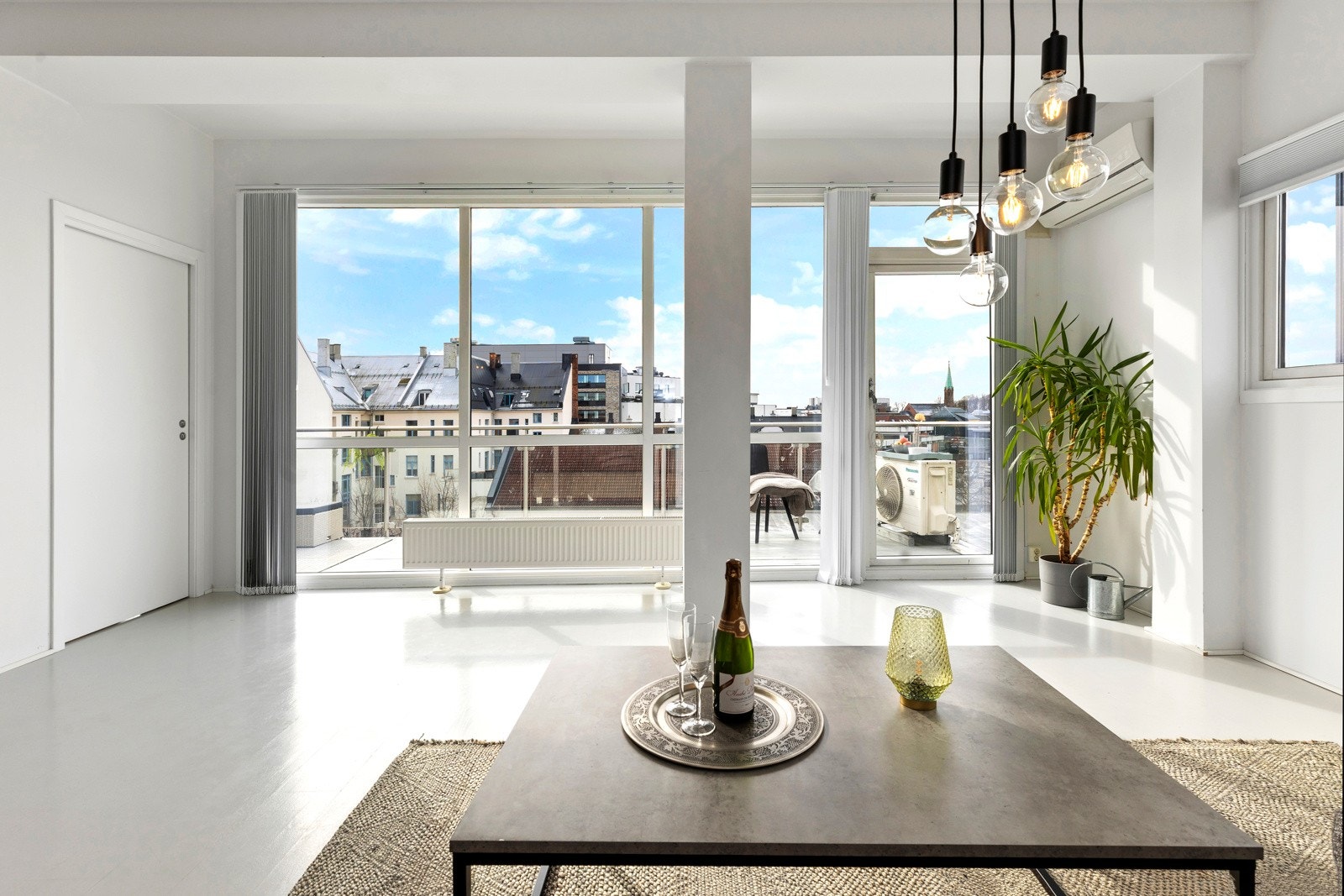 I enden av rommet, og på kortveggen, er det store vinduer som slipper inn godt med naturlig lys. Galleribilde