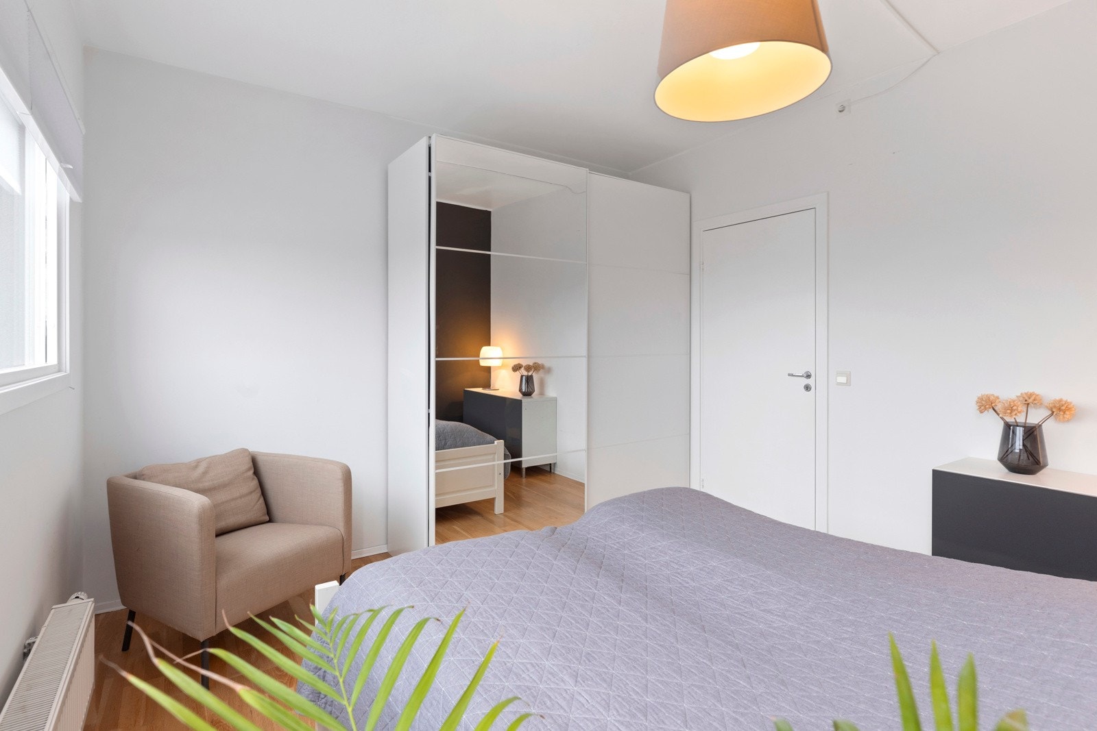 Hovedsoverommet er praktisk plassert i nærheten av badet. Det er god plass til dobbeltseng, og det er garderobeskap. Galleribilde