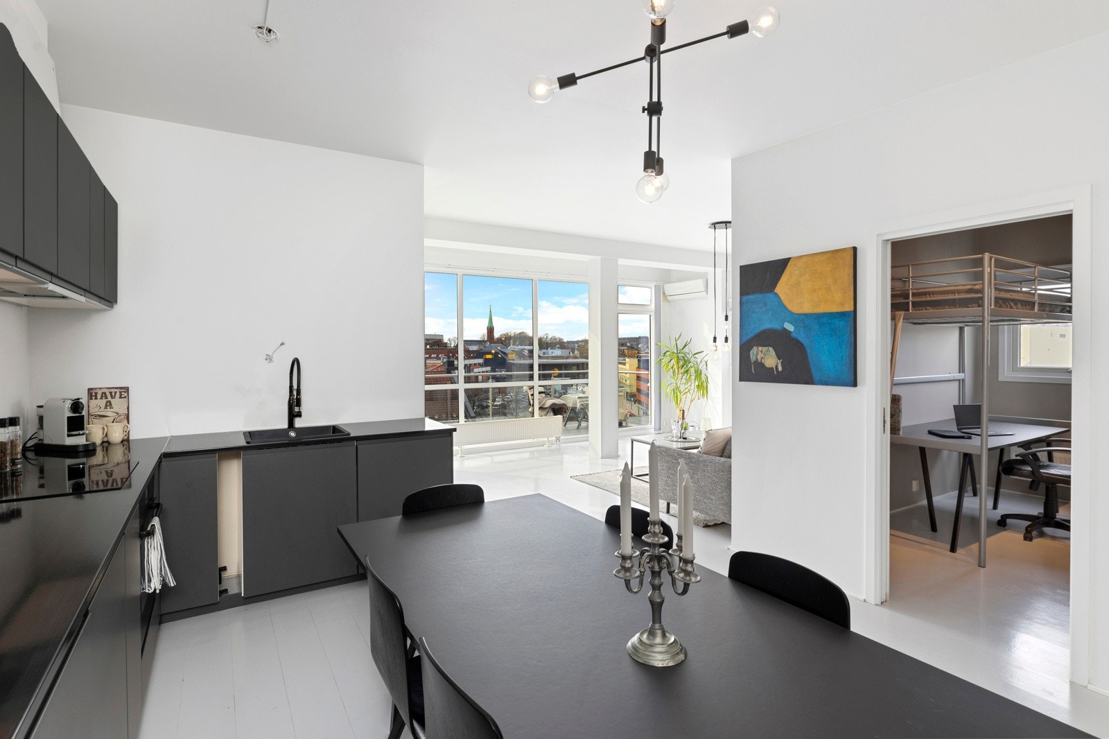 Den åpne løsningen muliggjør sosialt samvær mens man forbereder mat, da kokken kan være vertskap og samtidig holde seg engasjert med gjestene. Galleribilde