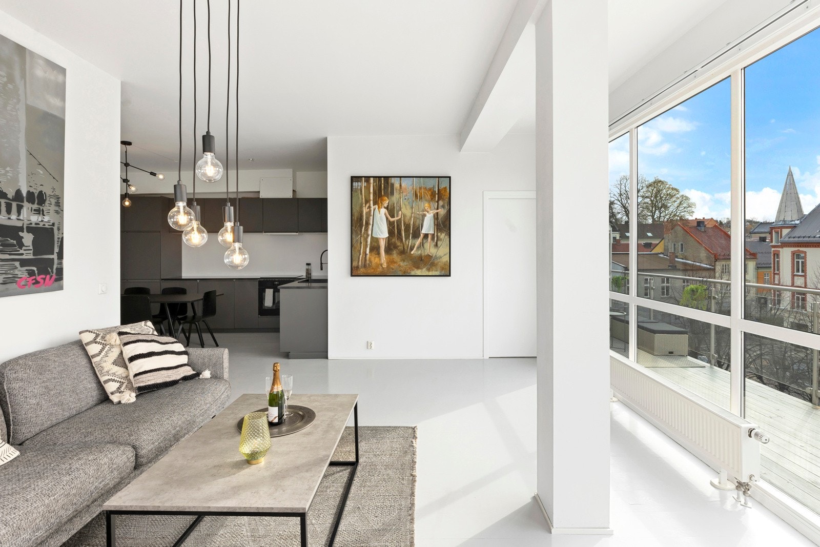 Leiligheten tilbyr en unik blanding av urbane bekvemmeligheter og flott utsikt over byen, over til Jeløy med fjordgløtt og omgivelsene rundt. Galleribilde