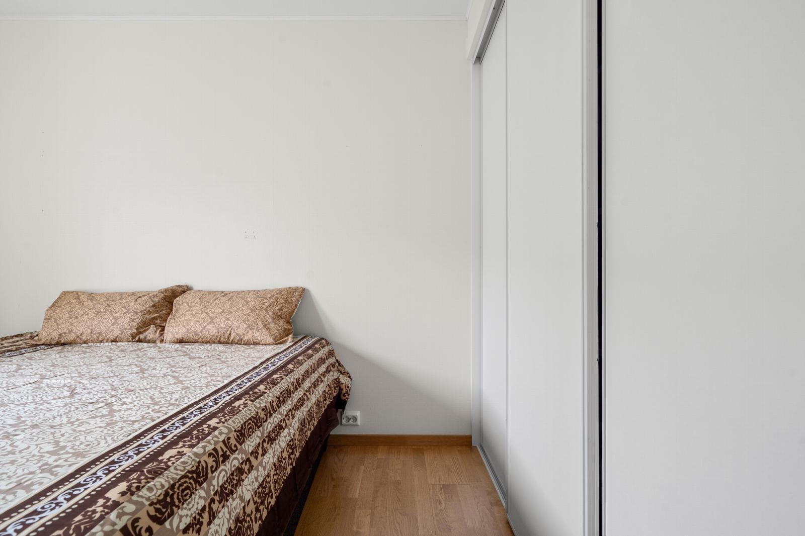 Soverommet er av fin størrelse med en praktisk og plassbesparende skyvedørsgarderobe.