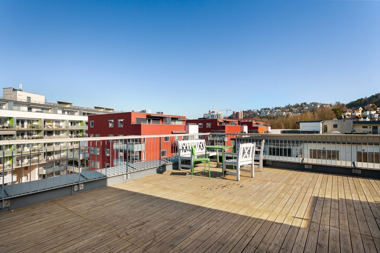 Du har også tilgang på en flott felles, takterrasse i borettslaget, hvor du kan nyte virkelig gode solforhold. Galleribilde
